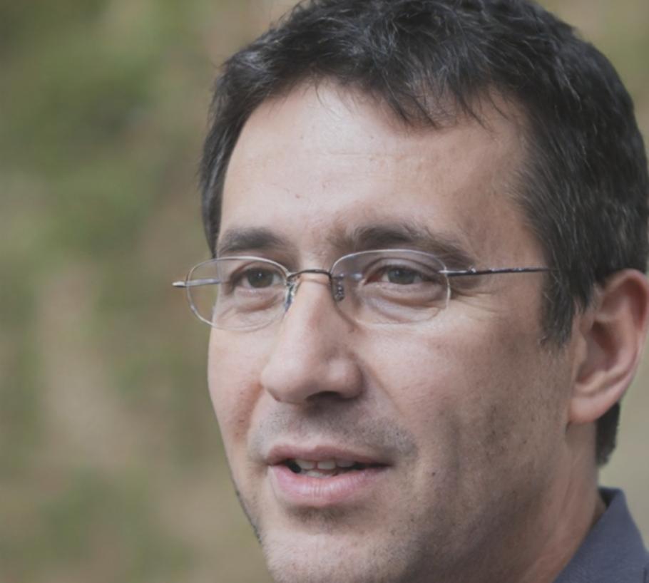 Instructor teaching contemporary vegan cooking methods